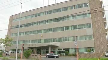 「海岸に人かマネキンのようなものが流れ着いている」うつ伏せで倒れていた女性の死亡確認　警察が身元の特定進める
