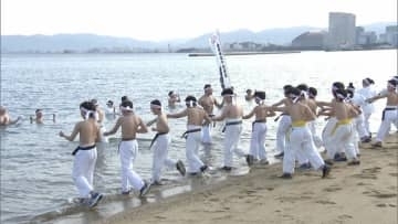 寒空の下、海に入り心身を鍛える「寒水の行」に空手道場の子供たちが挑戦