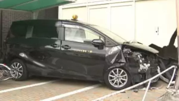 スーパーの駐輪場にタクシーが突っ込む　運転していた70代の男性が病院に運ばれるが命に別状なし