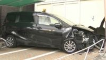 スーパーの駐輪場にタクシーが突っ込む　運転していた70代の男性が病院に運ばれるが命に別状なし