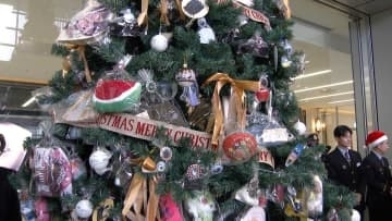イヤホン、スーツケース、ハンディファン・・・駅を彩る一風変わったクリスマスツリー　その正体は？　JR博多駅にお目見え