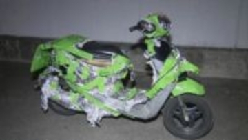 「警察をおちょくるつもりでやった」パトカーのボンネット棒で叩き逃走→信号無視の疑いで現行犯逮捕の15歳少年　18時間逃走後に再逮捕　外された手錠は見つからず