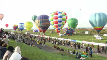 色とりどりの熱気球、秋の空に「佐賀インターナショナルバルーンフェスタ」開幕