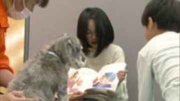 子供たちの本離れに”犬の手”　間違えても大丈夫　子どもたちがセラピードッグに読み聞かせ