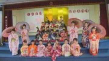 園児たちがかわいいひな人形に　「桃の節句」幼稚園でひな祭り