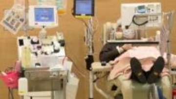 「このままでは輸血できなくなる未来に」献血離れが深刻　学校に献血バスの取り組みも