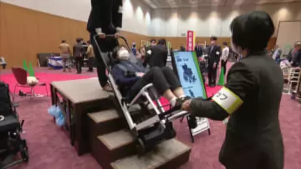 アシストスーツや電動介護ベッド・・・最新の介護機器を展示　福岡国際会議場
