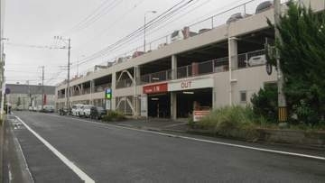 「間違いない」急発進の車で警察官をはねてけがをさせた罪　１９歳男の初公判