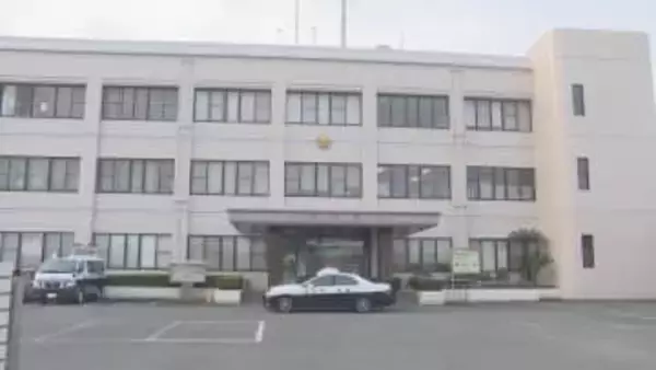 「車が燃えている。土手から転落している」河川敷で全焼した車両から性別不明の遺体が見つかる　福岡・小郡市