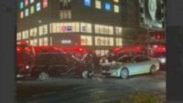 福岡･天神の交差点でタクシーなど車5台が絡む事故　4人搬送いずれも命に別状なし