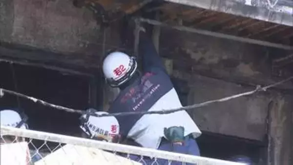 「黒煙が出ている」2階建てアパートで火災　火元の部屋から男性の遺体　一人暮らしの60代男性と連絡取れず