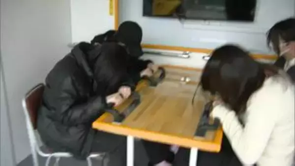 西南女学院大学の学生が震度7を体験　北九州市消防局の最新地震体験車で