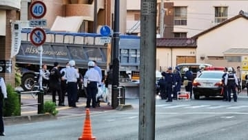 「大型トラックと自転車の事故。高齢男性の意識がない」交差点で左折中の大型トラックと自転車が衝突　自転車の高齢男性が死亡