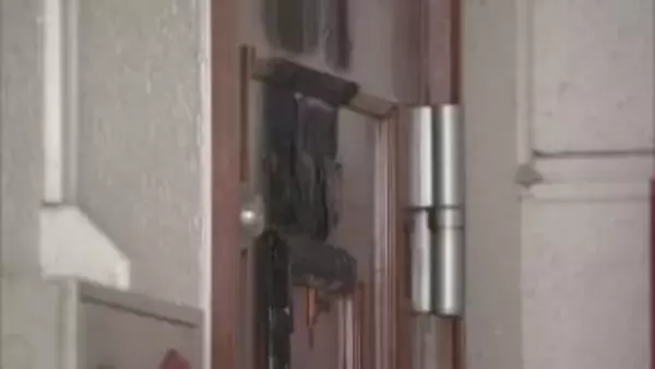 「扉が燃えている」ビル1階に入居するバーのドアの一部が燃える不審火　放火の可能性が高いとみて捜査