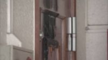 「扉が燃えている」ビル1階に入居するバーのドアの一部が燃える不審火　放火の可能性が高いとみて捜査