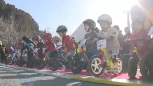 泣いてしまう子・バイクを降りる子・自分で走ってゴールする子も…　ペダルがない「キックバイク大会」　福岡県東峰村