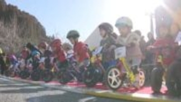 泣いてしまう子・バイクを降りる子・自分で走ってゴールする子も…　ペダルがない「キックバイク大会」　福岡県東峰村