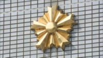 警察から目をそらす不審な男→職務質問で他人のキャッシュカード所持が発覚　路上に落ちていた現金10万円入り財布を持ち去ったか