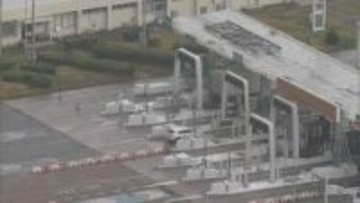 高速道の料金所で44歳男性が車から飛び降りてけが→同じ車に乗っていた20～50代の男3人を監禁傷害の疑いで逮捕　金銭トラブルか