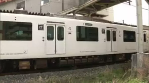 列車で隣に座った女子高校生が立つ瞬間にスカート内にスマホを差し入れ下着を撮影しようとしたか　55歳公務員の男逮捕