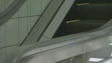71歳男｢女性に心当たりはある…｣　駅で35歳公務員の女性を待ち伏せ→エスカレーターですぐ後ろに立つつきまといを繰り返したか