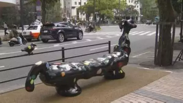 「街に出て歩くきっかけに」アートなベンチ　福岡市天神に登場