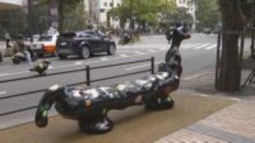 「街に出て歩くきっかけに」アートなベンチ　福岡市天神に登場