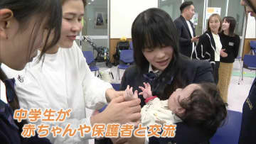 「本当かわいい」中学生が赤ちゃんとふれあい　生徒の腕の中でスヤスヤ眠る子も・・・佐賀県の中学校で特別授業
