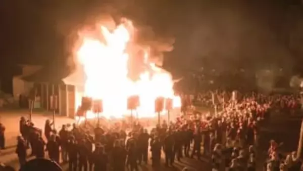 炎と煙で厄を払う伝統の火祭り「鬼すべ」神事