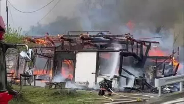 福岡・福津市八並の木造住宅2棟が全焼する火災　けが人なし