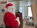 「小児病棟にサンタがやってきた！　サンタさんに英語で質問　痛み我慢して会いに来る子も・・・「プレゼントあけてびっくり、枕元において寝ました」　入院中の子どもたちに訪れた”特別な時間”」の画像1