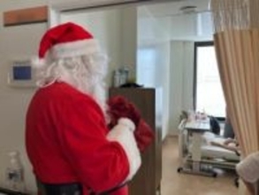 小児病棟にサンタがやってきた！　サンタさんに英語で質問　痛み我慢して会いに来る子も・・・「プレゼントあけてびっくり、枕元において寝ました」　入院中の子どもたちに訪れた”特別な時間”