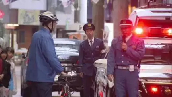 4月から自転車にも反則金を課す「青切符」適用　信号無視･傘さし運転･スマホを見ながらの運転などの交通違反を警察官が実演