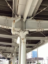 ＪＲ古賀駅で鉄管などの雨樋がホームに落下　緊急点検でほかにも腐食確認　けが人なし