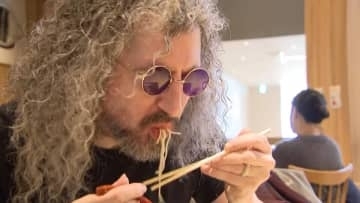 「博多ラーメンは格別！」「驚くほどおいしい」帰国直前にもつ鍋・ラーメンを堪能する外国人･･･福岡空港で聞く旅の思い出