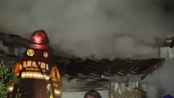 「煙もすごく高くまで上がっていた」福岡市で民家全焼　住民の女性やけどで病院に搬送され軽傷