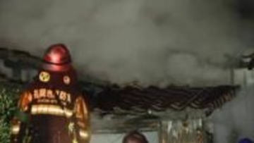 「煙もすごく高くまで上がっていた」福岡市で民家全焼　住民の女性やけどで病院に搬送され軽傷