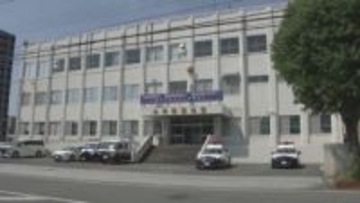 「店舗に車が突っ込んでます」ホームセンター園芸コーナーに突っ込む　アクセルとブレーキの踏み間違いか　福岡県大牟田市