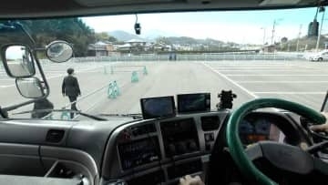 「安心して曲がれる」ミラーには映らない大型トラックの死角もAIが確認　歩行者や自転車まきこむ死亡・重傷事故、減らせるか