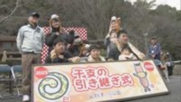 「蛇ん蛇ん頑張って」「馬り馬り駆け抜けます」”へび”から”うま”へ　動物園で干支の引継式　福岡県北九州市・到津の森公園