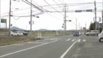 軽乗用車で電動車椅子に乗った93歳の男性をはねたか　自称公務員の女(65)逮捕　男性は意識不明の重体