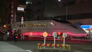 「深夜の博多の街を大きな新幹線が･･･」熊本地震で被災の九州新幹線「つばめ」先頭車両　8日未明に港から博多駅前へ陸送