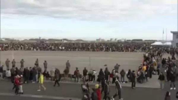 航空自衛隊築城基地で「航空祭」戦闘機の編隊飛行や曲技飛行を披露