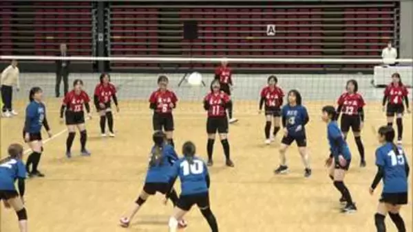 北九州メディアドームで初開催「ママさんバレーボールフェス」約40組が参加