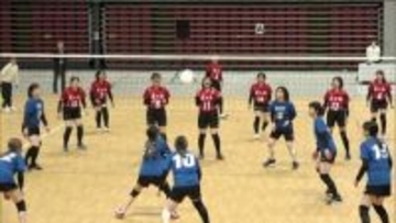 北九州メディアドームで初開催「ママさんバレーボールフェス」約40組が参加
