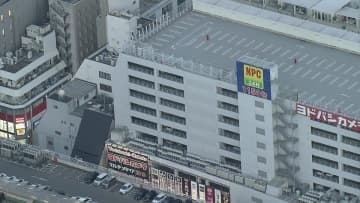 「男性が立体駐車場5階の室外機に引っかかっているようだ」JR博多駅近くの立体駐車場で意識不明の男性発見　上層階から転落か