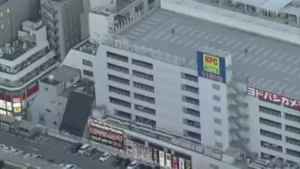 「男性が立体駐車場5階の室外機に引っかかっているようだ」JR博多駅近くの立体駐車場で意識不明の男性発見　上層階から転落か