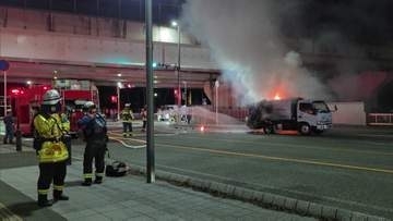 「パン！」という爆発音も　ごみ収集車燃える　けが人なし　燃えないごみの収集日　スプレー缶やモバイルバッテリーか