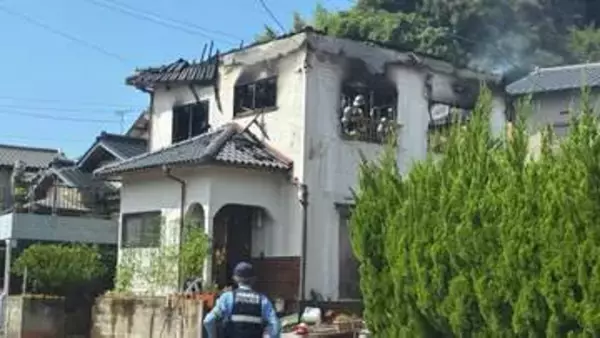 「家から煙が出ている」木造2階建て住宅の2階から出火　住人の3人は外出中で無事　福岡県北九州市若松区