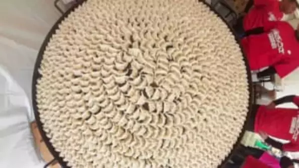 「餃子の花が咲きます」 餃子1000個焼ける日本一の餃子鍋が登場　製鉄所の労働者のスタミナ源「八幡ぎょうざ」